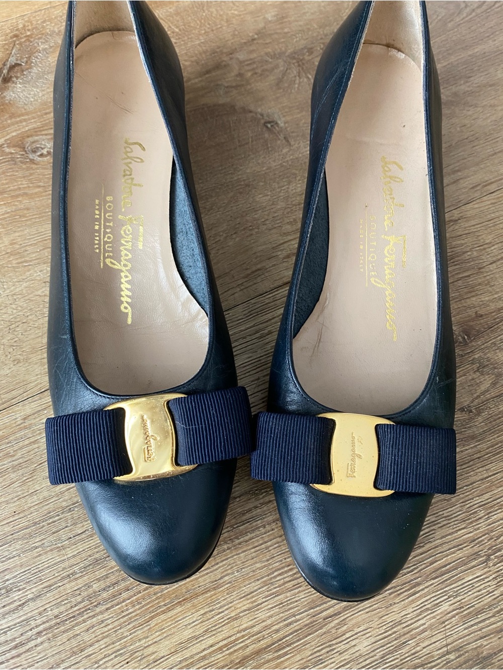 Authentic Salvatore Ferragamo Vara Bow Leather shoes in Navy - Picture 2 of 8